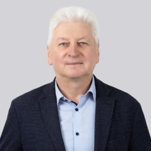 Doc. dr. Algimantas Balčius, KTU studijų programų vadovas ir docentas, konferencijos prane&scaron;ėjas. Portretinė nuotrauka &ndash; vyras su trumpais žilais plaukais, dėvintis &scaron;varką ir mar&scaron;kinius. Jis žiūri į kamerą, neutrali veido i&scaron;rai&scaron;ka. Fonas &ndash; &scaron;viesus.