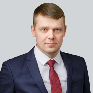 Donatas Jasas, Valstybinės energetikos reguliavimo tarybos pirmininko pavaduotojas, konferencijos prane&scaron;ėjas. Portretinė nuotrauka &ndash; vyras su trumpais &scaron;viesiais plaukais, dėvintis tamsų kostiumą ir kaklarai&scaron;tį. Jis žiūri tiesiai į kamerą, rimta veido i&scaron;rai&scaron;ka. Fonas &ndash; &scaron;viesus.