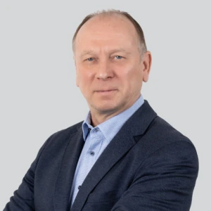 Doc. dr. Egidijus Puida, KTU docentas ir konferencijos moderatorius. Portretinė nuotrauka &ndash; vyras su trumpais plaukais, dėvintis &scaron;varką. Jis žiūri į kamerą. Fonas &ndash; &scaron;viesus.