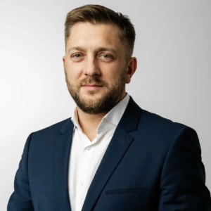 Giedrius Dapkevičius, AB &bdquo;ORLEN Lietuva&ldquo; energetikos direktorius, konferencijos prane&scaron;ėjas. Portretinė nuotrauka &ndash; vyras su trumpais plaukais ir barzda, dėvintis kostiumą. Jis žiūri į kamerą. Fonas &ndash; &scaron;viesus.