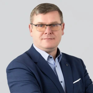 Doc. dr. Kazimieras Juzėnas, KTU Mechanikos inžinerijos ir dizaino fakulteto dekanas, konferencijos prane&scaron;ėjas. Portretinė nuotrauka &ndash; vyras su trumpais plaukais ir akiniais, dėvintis &scaron;varką. Jis žiūri į kamerą, rankos sukryžiuotos. Fonas &ndash; &scaron;viesus.