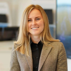 Doc. dr. Laura Stasiulienė, KTU Studijų kokybės ir plėtros departamento direktorė, konferencijos prane&scaron;ėja. Portretinė nuotrauka &ndash; moteris su &scaron;viesiais plaukais, dėvinti &scaron;varką. Ji &scaron;ypsosi ir žvelgia į kamerą. Fonas &ndash; nery&scaron;kus, vidaus aplinka.