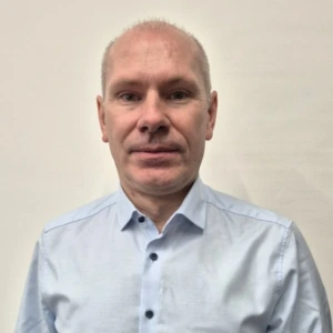 Mindaugas Kristanaitis, Nacionalinės &scaron;altininkų asociacijos valdybos narys, konferencijos prane&scaron;ėjas. Portretinė nuotrauka &ndash; vyras su trumpais plaukais, dėvintis &scaron;viesius mar&scaron;kinius. Jis žiūri į kamerą. Fonas &ndash; &scaron;viesus.