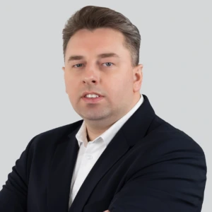 Doc. dr. Rolandas Jonynas, KTU Energetikos katedros vedėjas, konferencijos prane&scaron;ėjas. Portretinė nuotrauka &ndash; vyras su trumpais plaukais, dėvintis &scaron;varką. Jis žiūri į kamerą. Fonas &ndash; &scaron;viesus.