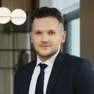 Saulius Rimutis, EPSO-G planavimo ir stebėsenos projektų vadovas, konferencijos prane&scaron;ėjas. Portretinė nuotrauka &ndash; vyras su trumpais plaukais, dėvintis kostiumą. Jis žiūri į kamerą. Fonas &ndash; vidaus aplinka.