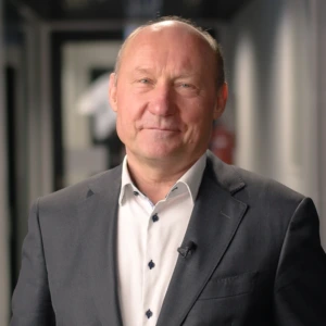 Doc. dr. Valdas Luko&scaron;evičius, Lietuvos &scaron;ilumos tiekėjų asociacijos prezidentas, konferencijos prane&scaron;ėjas. Portretinė nuotrauka &ndash; vyras su trumpais plaukais, dėvintis &scaron;varką ir mar&scaron;kinius. Jis žiūri į kamerą. Fonas &ndash; vidaus patalpos.